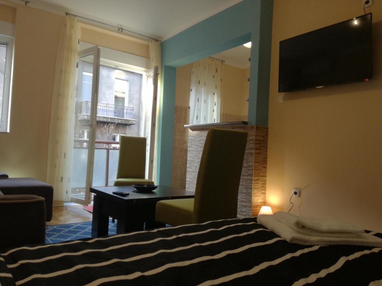 By The Park Free Parking Appartement Belgrado Buitenkant foto