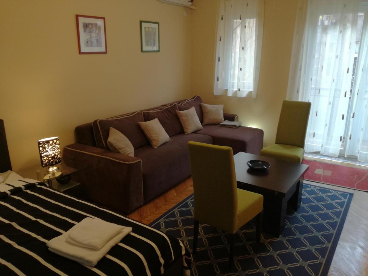 By The Park Free Parking Appartement Belgrado Buitenkant foto