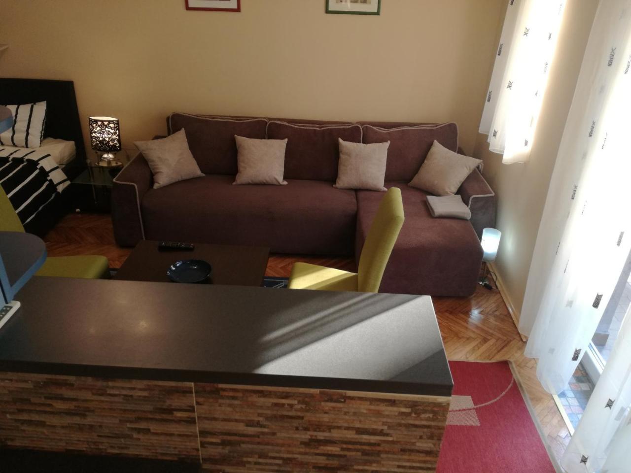 By The Park Free Parking Appartement Belgrado Buitenkant foto
